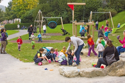 Spielplatz mit Ententeich - öffentliche Anlage