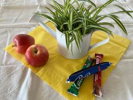 Deko mit Schokolade und Äpfeln