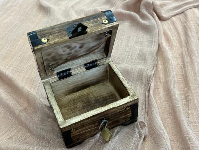 Holzkiste mit Doppelboden