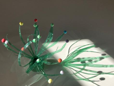 Pflanzenähnliches Objekt mit grünem Schattenbild, hergestellt aus einer 1.5Liter PET-Flasche.