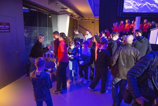 Geschenkübergabe an Kinder