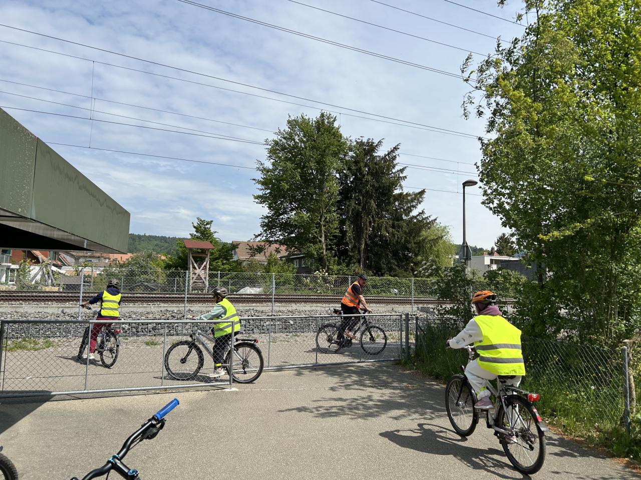 Mit Mut auf zwei Räder: Frauen lernen Velofahren