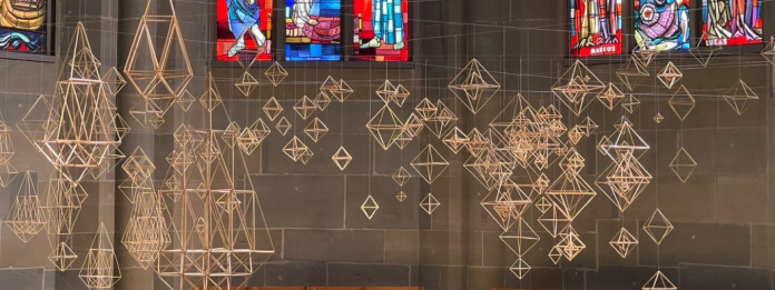 Strohskulpturen im Chor der Stadtkirche