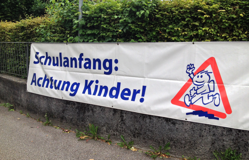 Schulanfang - Kinder auf dem Schulweg!